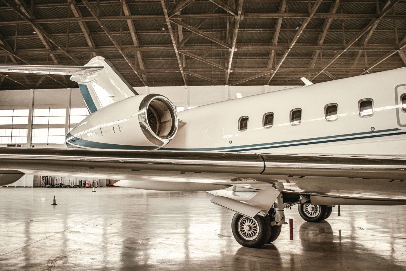 Super midsize jet